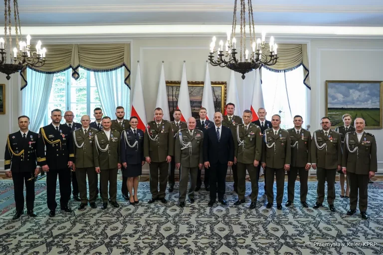 Żołnierze odznaczeni przez Prezydenta RP w Belwederze - Paragraf