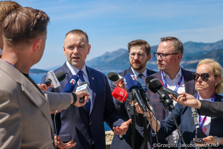 Prezydent Nawrocki wyraził radość z powrotu Andrzeja Poczobuta do Polski - Paragraf