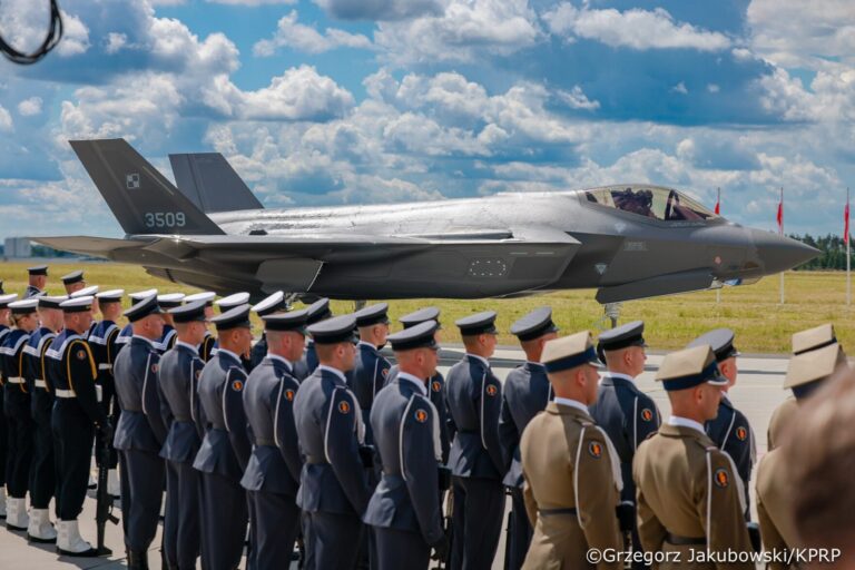 Prezydent Nawrocki wziął udział w ceremonii przyjęcia F-35 „Husarz” - Paragraf