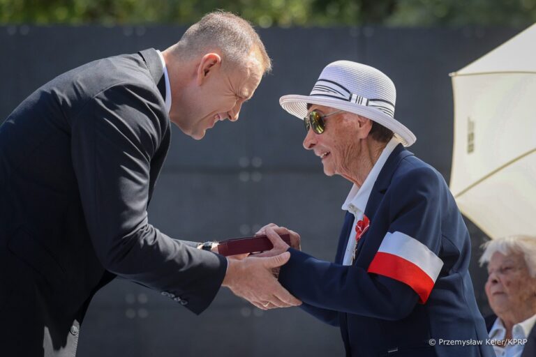 Prezydent Karol Nawrocki odznaczył Powstańców Warszawskich - Polityka
