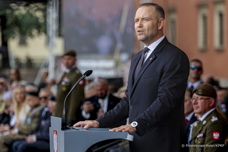 Prezydent wręczył sztandar 18 Brygadzie OT - Polityka