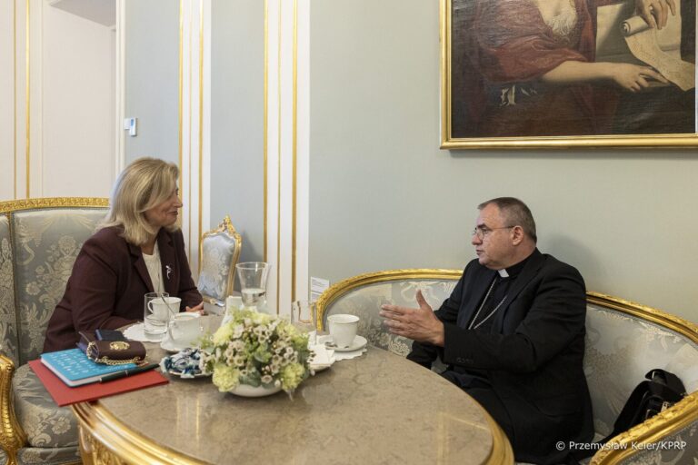 Minister Jędrzak spotkała się z bp. Robertem Chrząszczem - Polityka
