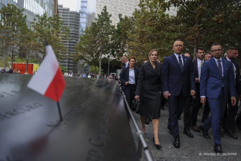 Prezydent Karol Nawrocki złożył hołd ofiarom 11 września - Polityka